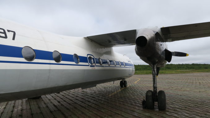 Ан-24 на железной ВПП в Соловецком аэропорту