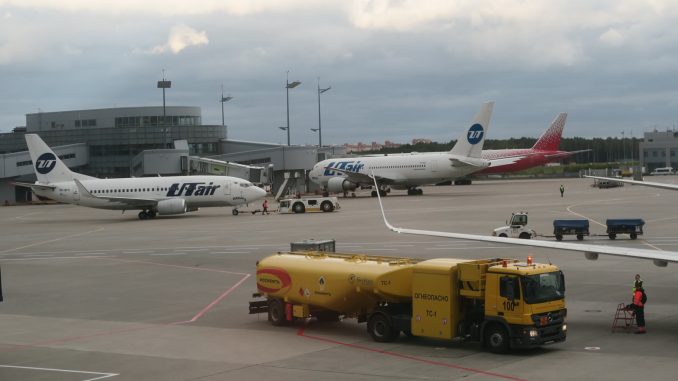 Самолеты Boeing 737-500 и Boeing 767-200 ЮТэйр во Внуково