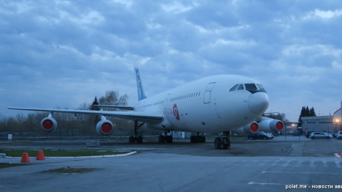 Памятник самолету Ил-86 в аэропорту Толмачево