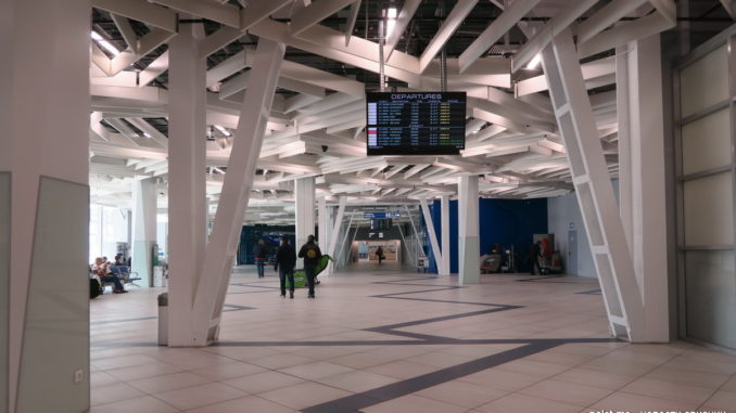 Проход между секторами А и Б в аэропорту Толмачево