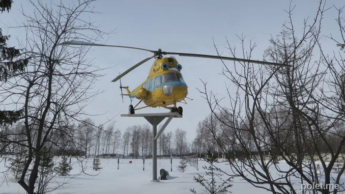 Вертолет Ми-2 в аэропорту Костромы