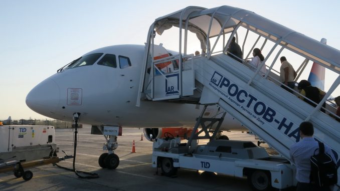 Посадка на самолет Суперджет 100 авиакомпании Азимут в Ростов-на-Дону