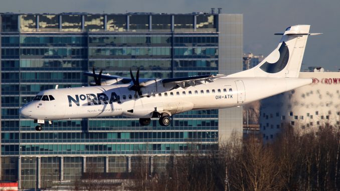Самолет ATR 72 авиакомпании Norra садится в Пулково