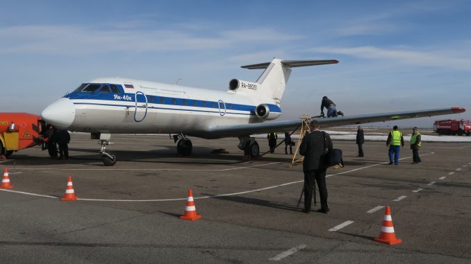 Як-40 Вологодского авиапредприятия на стоянке аэропорта Старый Оскол