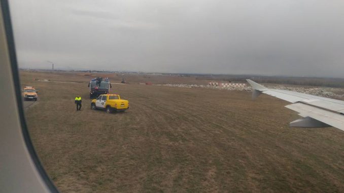 Airbus A320 Уральских авиалиний выкатился в Симферополе