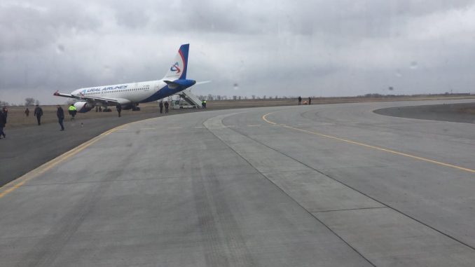 Airbus A320 Уральских авиалиний выкатился с рулежной дорожки