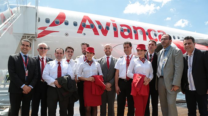 Экипаж первого рейса из Сан-Паулу Гуарульюс в Игуасу Фолс авиакомпании Avianca