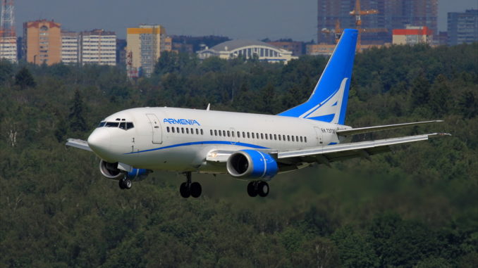 Самолет Боинг 737-500 авиакомпании Армения во Внуково