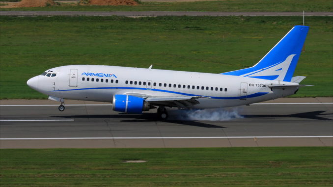 Самолет Боинг 737-500 авиакомпании Армения