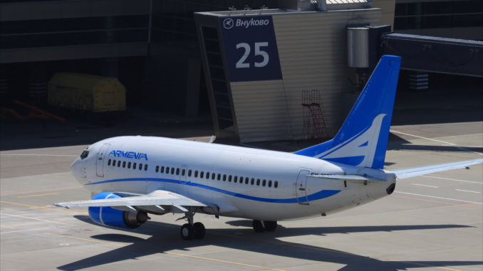 Самолет Боинг 737-500 авиакомпании Армения