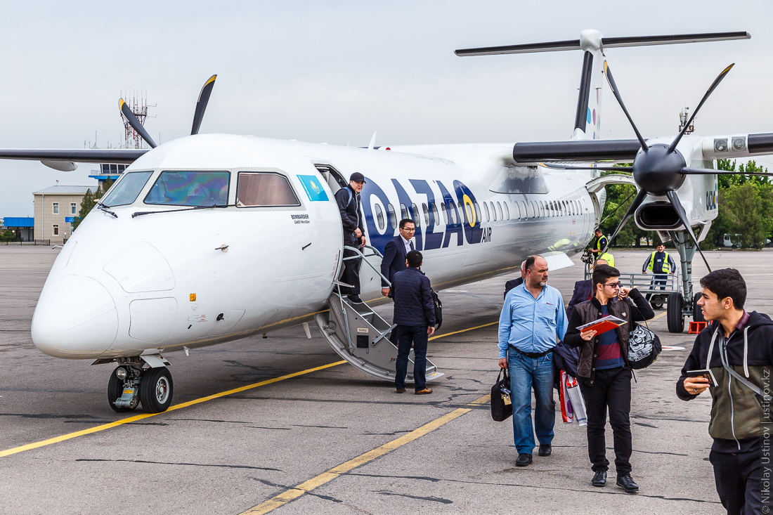 Рейс астана алматы сегодня. Qazaq Air самолеты. Казахская авиакомпания Qazaq Air. Самолёты авиакомпании казак Эйр. Казахстан Эйр Авиапарк Bombardier.