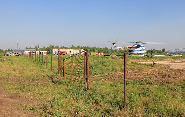 Вертолет Ми-8 в аэропорту Каргасок