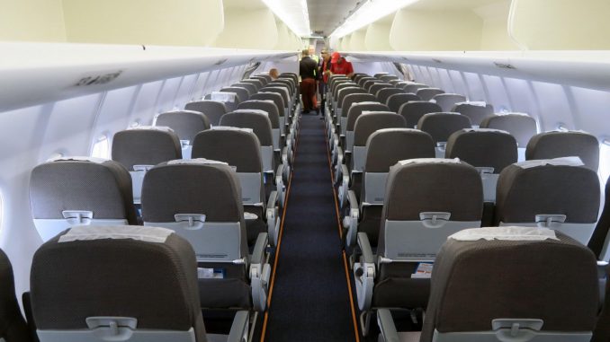 Общи вид на салон самолета Superjet 100 авиакомпании Азимут