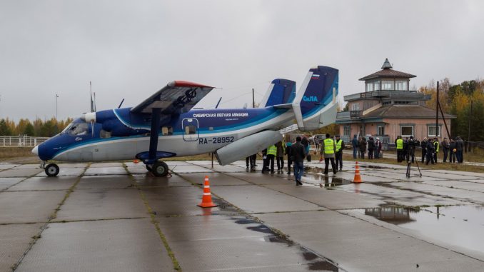 Прибытие первого рейса Томск - Каргасок (1 октября 2017 года). Самолет Ан-28 авиакомпании СиЛа