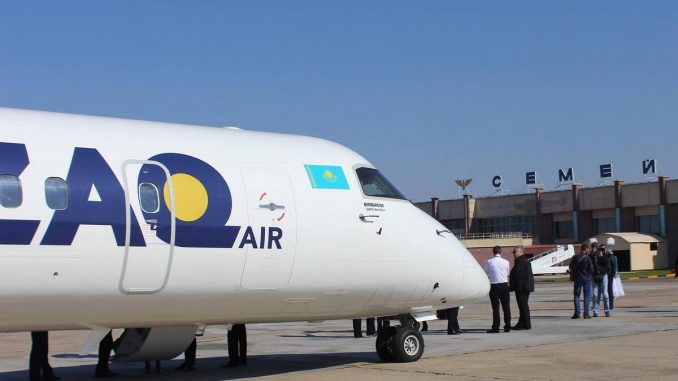 Самолет авиакомпании Qazaq Air в аэропорту Семей