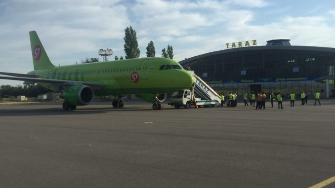 Самолет авиакомпании S7 Airlines из Москвы в аэропорту Тараза