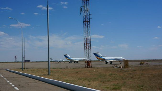 Самолеты Як-40 в аэропорту Жезказган