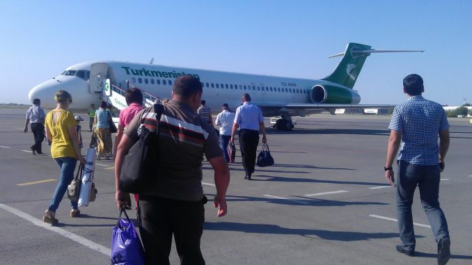 Самолет Туркменских авиалиний в Дашогузе