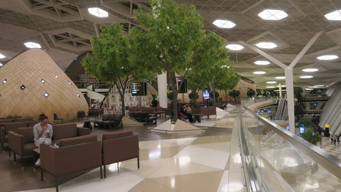 Кафе и зал ожидания в аэропорту Баку