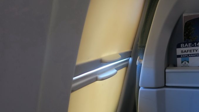 Двойная шторка иллюминатора в Avro RJ100