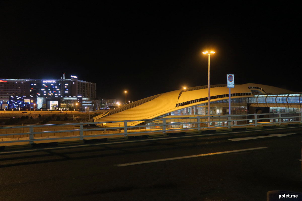 Вид на станцию метро и отели (Ibis, Novotel) от входа в аэропорт