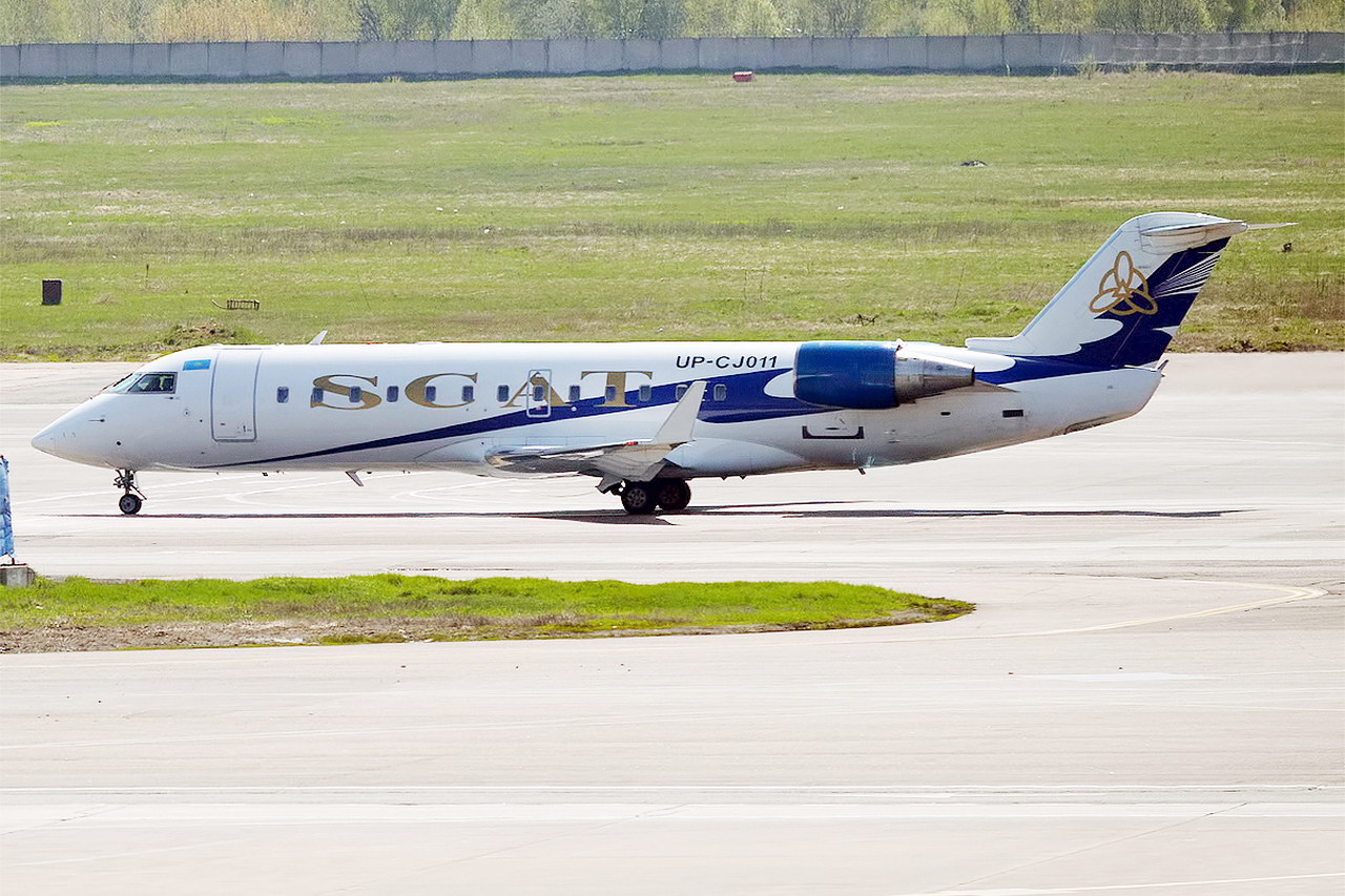 Scat авиакомпания сайт. Бомбардье crj200. Canadair CRJ 200 самолет. Mitsubishi CRJ-200er. Авиакомпания scat Airlines.