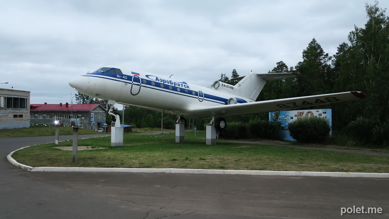 Аэропорт братск. Аэропорт города Братска. Як-40 АЭРОБРАТСК. Як 40 Братск. Аэропорт Братск памятник як-40.