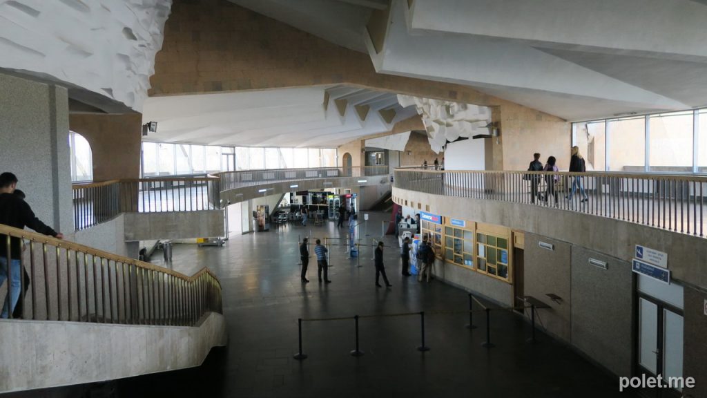 Зал регистрации и обменник в аэропорту Гюмри
