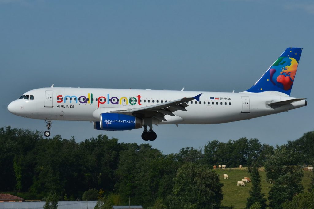 Самолет Airbus A320 Small Planet Airlines