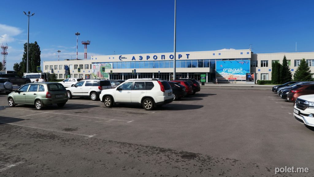 Аэропорт Воронежа и стоянка перед ним