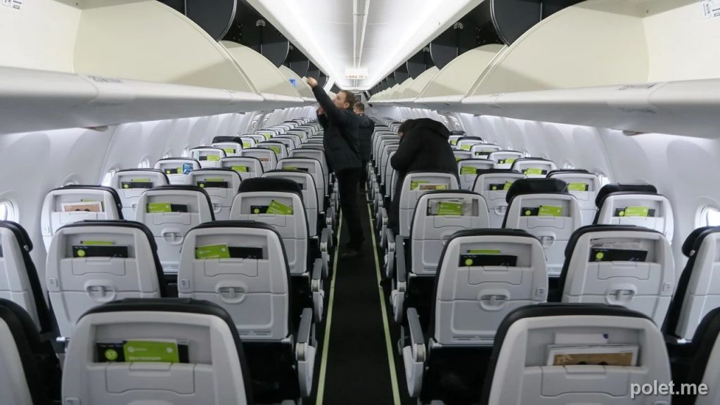 Еще одной особенностью Boeing 737 MAX являются огромные полки, теперь чемоданы можно ставить на торец и сверху останется еще немного места!