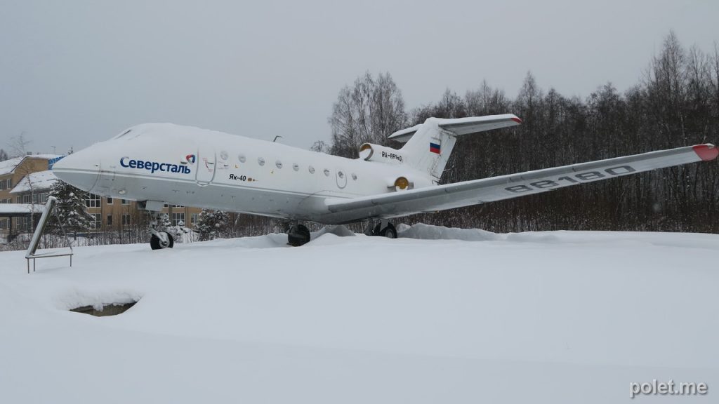 Як-40 RA-88180 - памятник в аэропорту