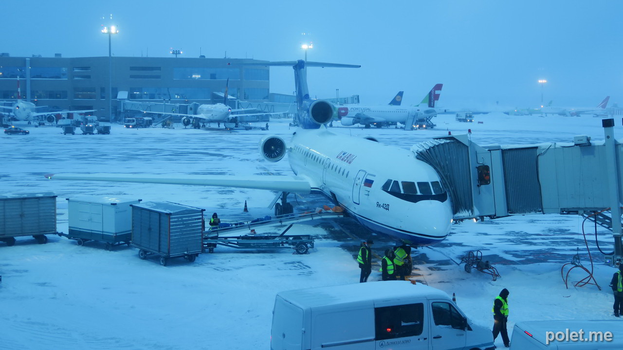 Табло аэропорта оха. Самолет Москва Домодедово Норильск Алыкель. Ижавиа Домодедово стойки. Ижавиа табло. Алыкель онлайн табло вылета на сегодня.