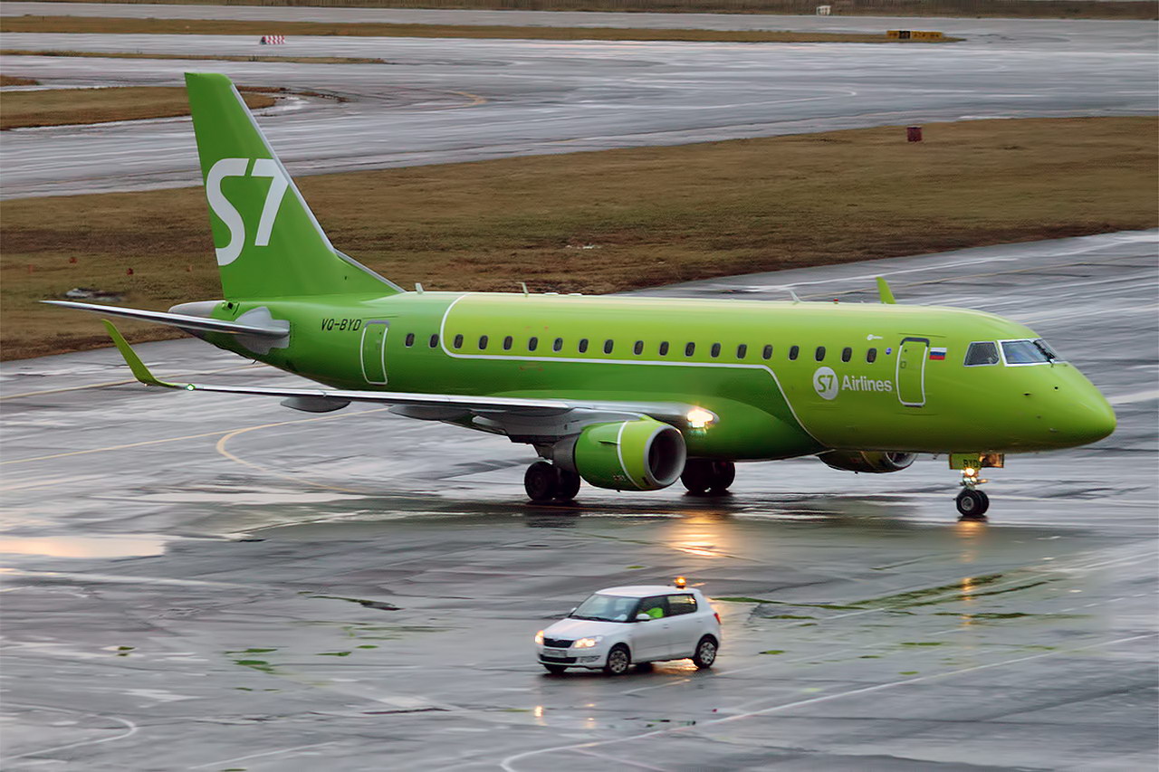 Сайт авиакомпании s7 airline. Embraer rj170 s7. Embraer 170 самолет. Самолёты авиакомпании s7 Airlines. Самолет Севен 7.