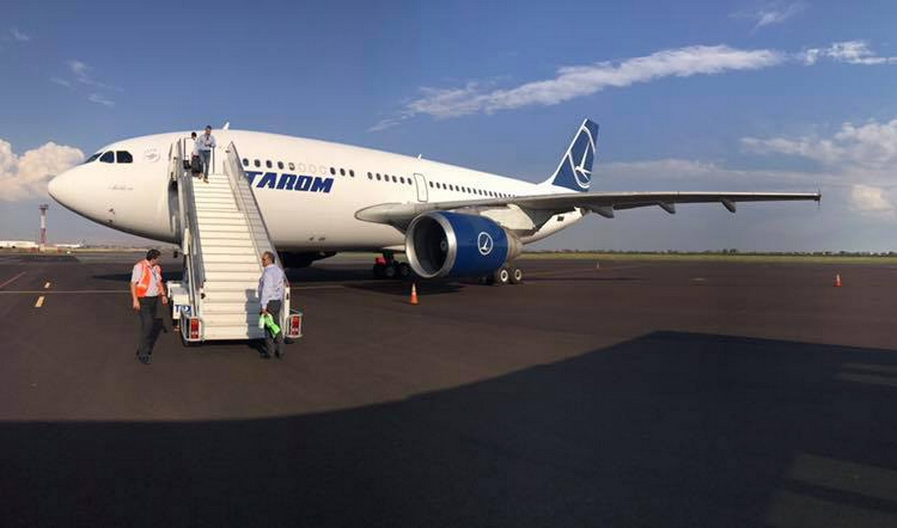 Armenian airlines. Авиакомпания Армения Эйрвейз. Авиакомпания Aircompany Armenia. Armenia Aircompany самолеты. A310 Armenian.