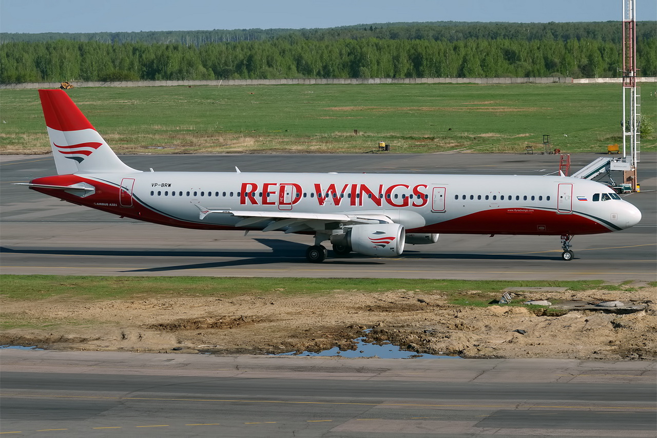 Компания red wings. Ред Вингс самолеты авиакомпании. Аэробус а321 ред Вингс. Airbus a220 Red Wings. Red Wings a321 бок.