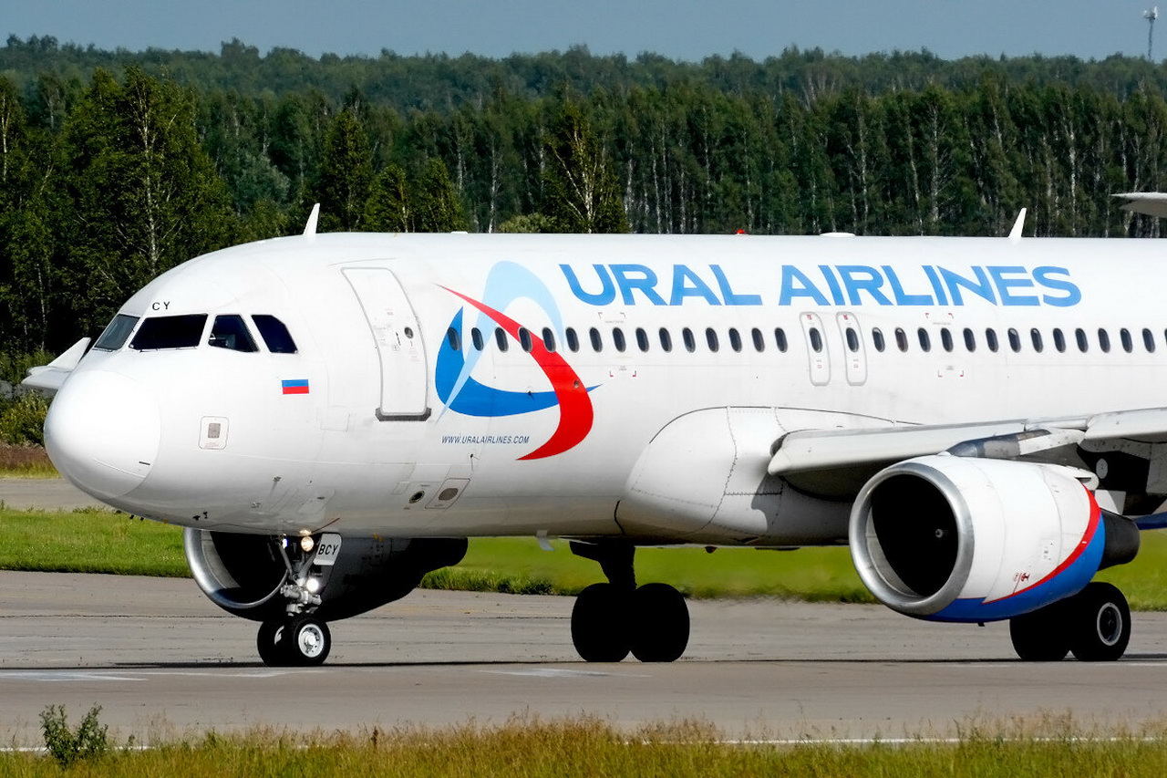 Уральские авиакомпании отзывы. A320 Ural Airlines. Уральские авиалинии в поле. Аэропорт Жуковский Уральские авиалинии. Уральские авиалинии Батуми.