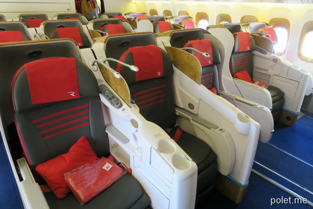 Кресла в бизнесе - сразу видно, что самолет раньше летал в Emirates
