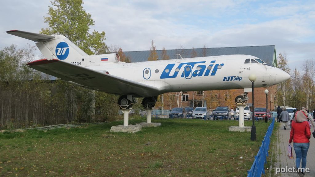 Памятник Як-40