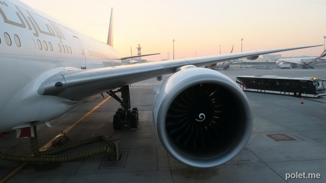 Посадка дубай. Боинг 777 300 er Эмирейтс. Самолёт Emirates 777 300er. Boeing 777-300er. Emirates рейс Ek-176, Boeing.